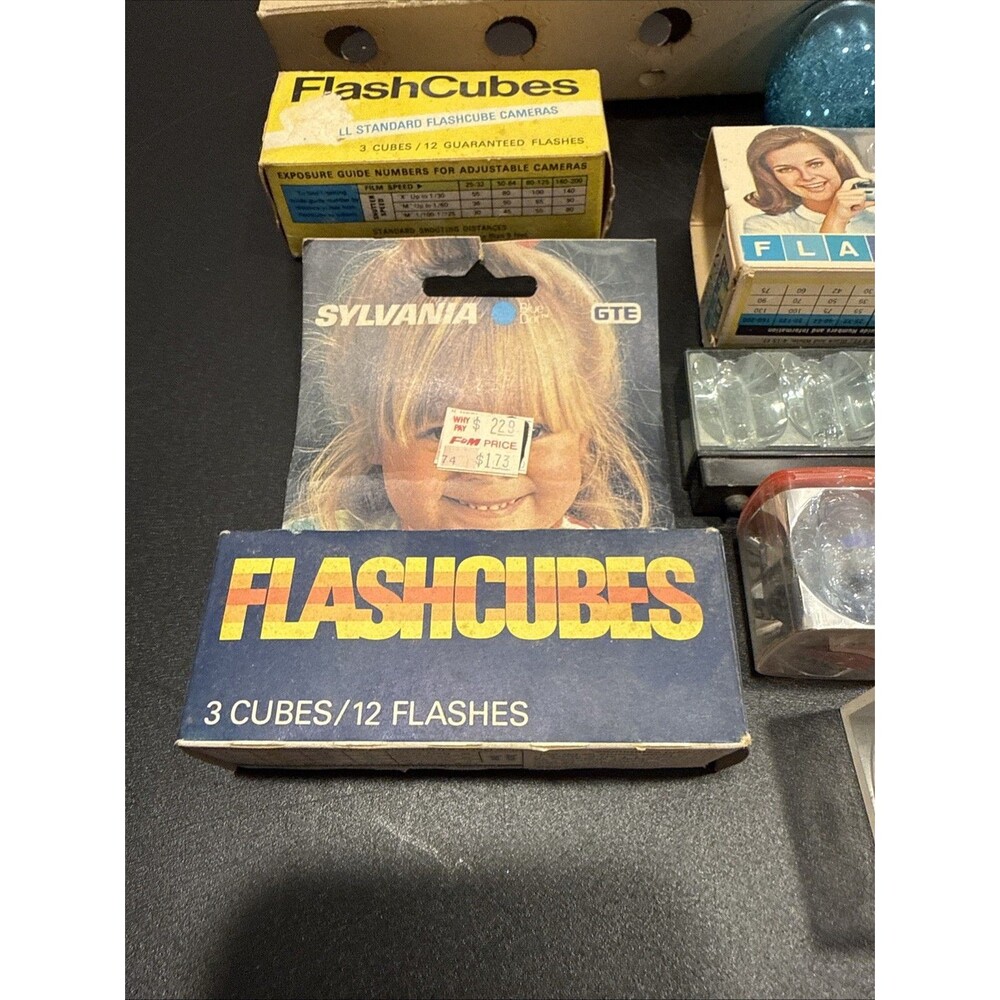 Vintage Sylvania Flashbulbs Flashcubes Blue Dot Bulbs Assorted Mixed Cubes Bar - Picture 2 of 6